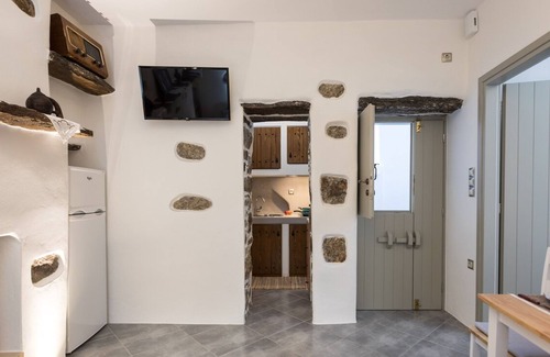 Koronos Casa | Marina's traditional stone house
