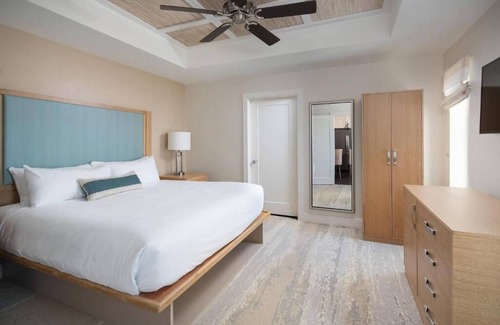 Holmes Beach Hotel | Marina-Side 2BR Haven – Walk to Beach, Fully Equipped Kitchen