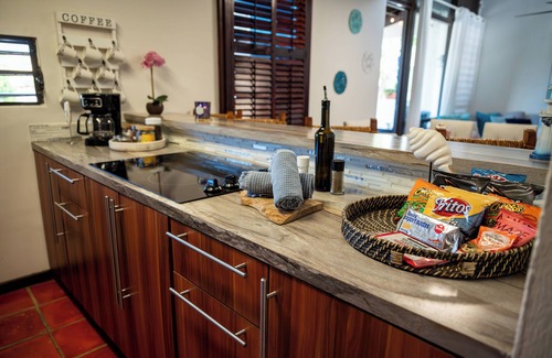 Sardinera Apartamento | Marina View Apt! Walk to Boat Tours, Local Bakery,Nearby Beach & Much More!!