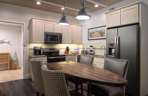 Holmes Beach Hotel | Marina-View Coastal Retreat – Perfect for Family Island Getaway