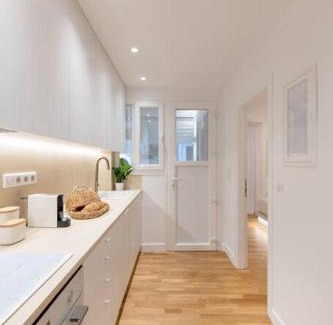 Pasalimani Apartamento | Marina View Haven - King Beds and Cosy Fireplace