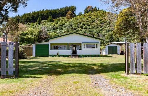Motuoapa Casa | Marina Views - Motuoapa Bach
