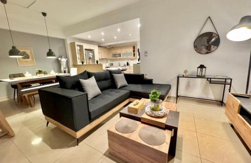 Piraeus Apartamento | Marina Zeas Spacious Two Bedroom Apartment