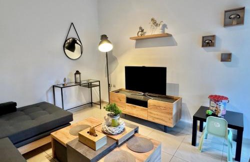 Piraeus Apartamento | Marina Zeas Spacious Two Bedroom Apartment