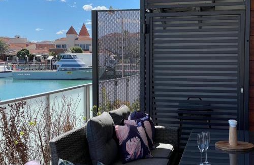 Mindarie Apartamento | Mariner's Cove ~ Luxe Waterfront Apartment