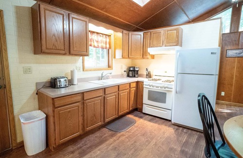 Farmington Casa | Gorgeous Lodge, Fenced Yard, Wrap Around Deck, a minutos de Ohiopyle.