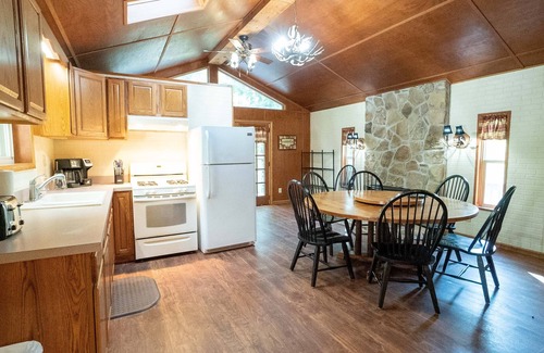 Farmington Casa | Gorgeous Lodge, Fenced Yard, Wrap Around Deck, a minutos de Ohiopyle.