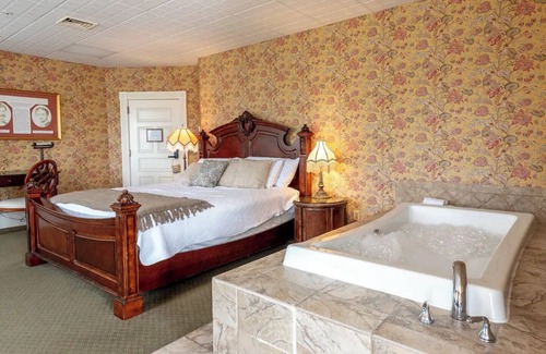 Geneseo Cama Y Desayuno | Mark Twain Room - Big Tree Inn - In-Room Jacuzzi