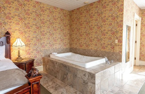 Geneseo Cama Y Desayuno | Mark Twain Room - Big Tree Inn - In-Room Jacuzzi