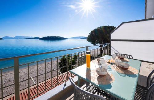 Perigiali Apartamento | Marmel seaside apartment-BRANDNEW Beachfront apartment in Nydri