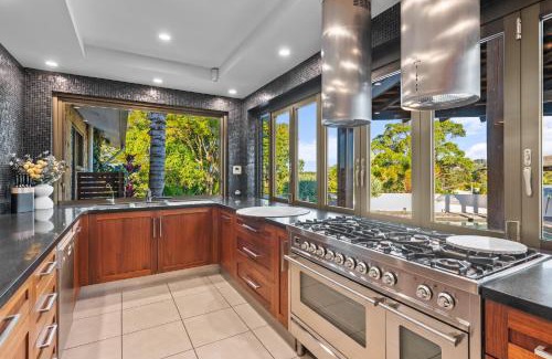 Maroochydore Casa | Maroochydore 5-Bed Retreat with Pergola & Bar