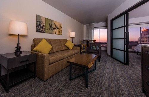 Civic Core Apartamento | Marriott Vac Club, 1 BR SUITE, Kitchenette, Sleeps 4, 25min walk Conv. Ctr.