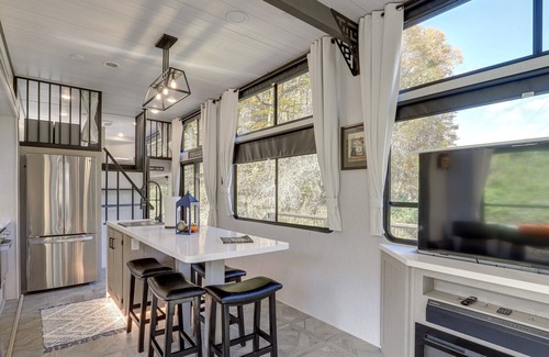 Mars Hill Cabaña | Mars Hill Retreat: Charcoal Grill & Elevated Deck!