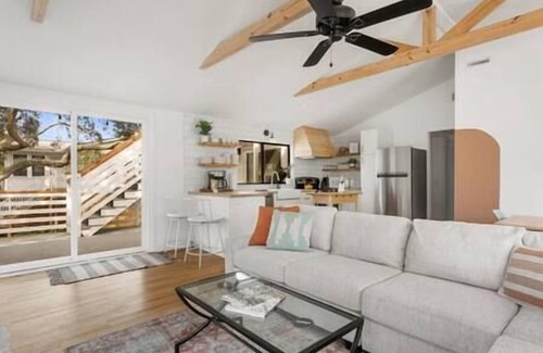 Folly Beach Casa | Retiro de playa de 4 camas recientemente renovado, vista al mar con 1 minuto a pie de la playa