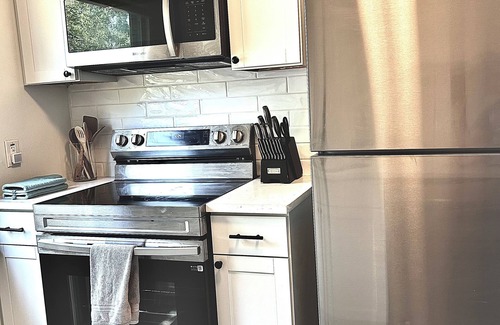 North Charleston Cabaña | marsh front oasis-3 bedroom renovated cottage on the marsh. Centralized location