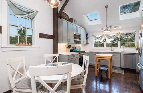 North Kingstown Casa | Marshland Cottage Walk to Wickford Village
