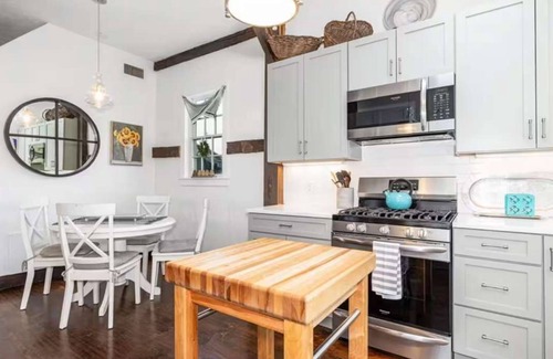 North Kingstown Casa | Marshland Cottage Walk to Wickford Village