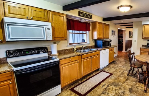 Ohiopyle Casa | ¡Retiro acogedor de Martha de OVR con 2 hogares, jacuzzi y piscina! Min a Ohiopyle!