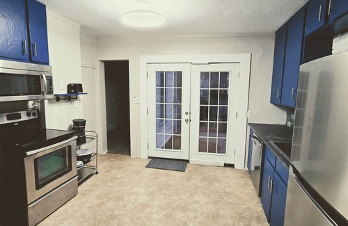 Oelwein Casa | Marvelous 3-bedroom/1.5 bath house with WiFi, full kitchen Oelwein