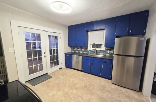 Oelwein Casa | Marvelous 3-bedroom/1.5 bath house with WiFi, full kitchen Oelwein