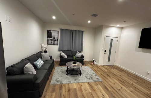 Los Angeles Casa | Marvelous 6-bedroom house with AC in Los Angeles.