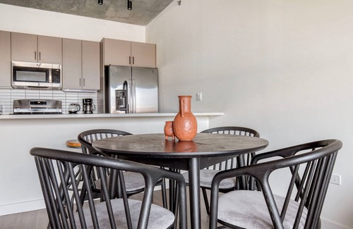 Killgubbin Apartamento | Marvelous River North 1BR, nr Riverwalk, w/ Yoga Studio, by Blueground