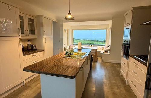 Doolin Casa | Mary's Meadow es una espaciosa casa de tres dormitorios a 300 metros del pueblo de Doolin.