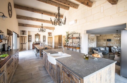 Arles Casa | Mas "LEGRAND", 18th century farmhouse, sleeps 15. 8 bedrooms, 8 bathrooms