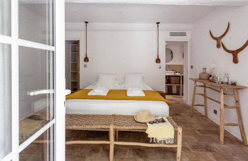 Mas-Blanc-des-Alpilles Casa | MAS MILLÉSIME - Chambre double - petit déjeuner - piscine - Mas du XVIIIème siècle proche Saint-Rémy-de-Provence