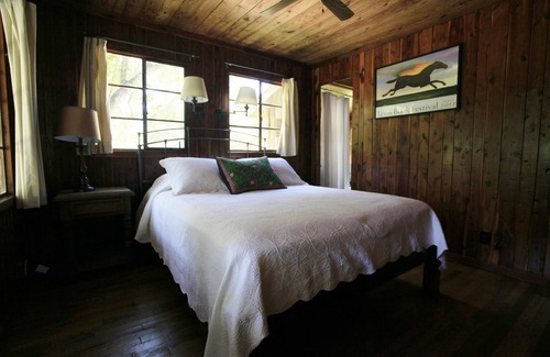 Wimberley Cabina | Encantadora cabaña de cedro con AGUJERO DE RESORTE