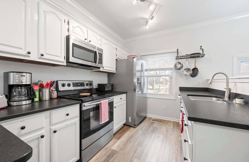 Lockerbie Square Apartamento | Mass Ave Gem and steps away from Yoga Studio