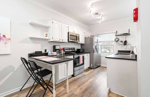 Lockerbie Square Apartamento | Mass Ave Gem and steps away from Yoga Studio