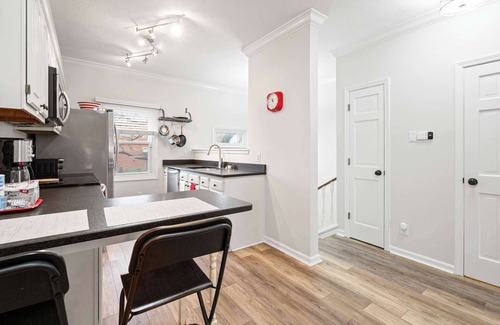 Lockerbie Square Apartamento | Mass Ave Gem and steps away from Yoga Studio