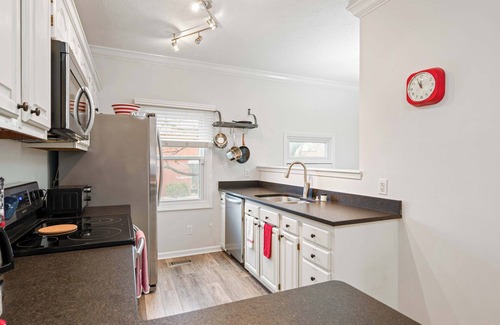 Lockerbie Square Apartamento | Mass Ave Gem and steps away from Yoga Studio