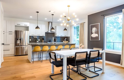Govalle Casa | Massive 10BR Compound—6 Min to Downtown Austin