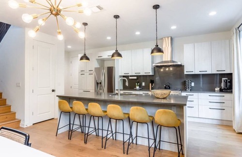 Govalle Casa | Massive 10BR Compound—6 Min to Downtown Austin