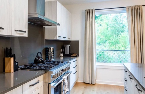 Govalle Casa | Massive 10BR Compound—6 Min to Downtown Austin