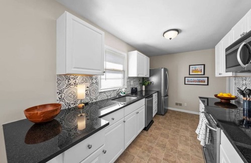 Rosedale Casa | Massive 5 bedroom with hot tub/Close to Plaza