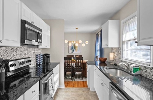 Rosedale Casa | Massive 5 bedroom with hot tub/Close to Plaza