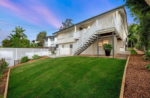 Moorooka Casa | Massive 5bdr Home | Games Room | Wi-Fi | Netflix
