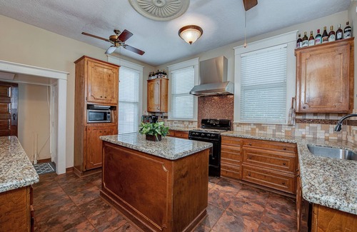 Bryan Casa | Massive 6 Bedroom Downtown Home
