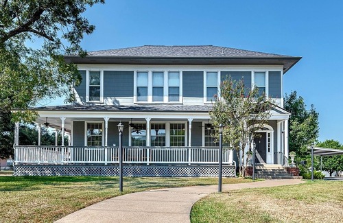 Bryan Casa | Massive 6 Bedroom Downtown Home