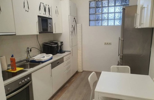 Brigittenau Apartamento | Massive 6BR Apt. at Millenium City for big Groups