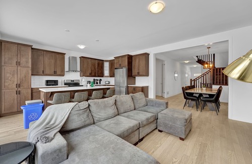 Kitchener Casa | Massive 8 Bed Luxury Estate+65" TV+Free Parking