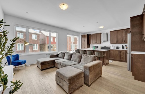 Kitchener Casa | Massive 8 Bed Luxury Estate+65" TV+Free Parking