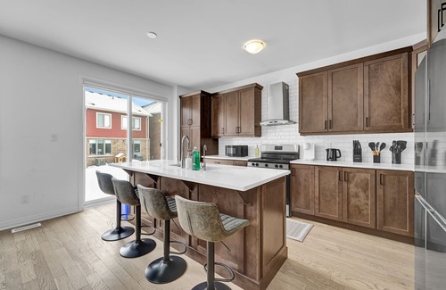 Kitchener Casa | Massive 8 Bed Luxury Estate+65" TV+Free Parking