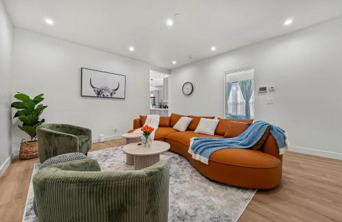 Hayward Casa | Massive 8BR Home in Hayward with AC Free Parking
