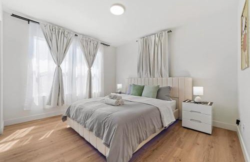 Hayward Casa | Massive 8BR Home in Hayward with AC Free Parking