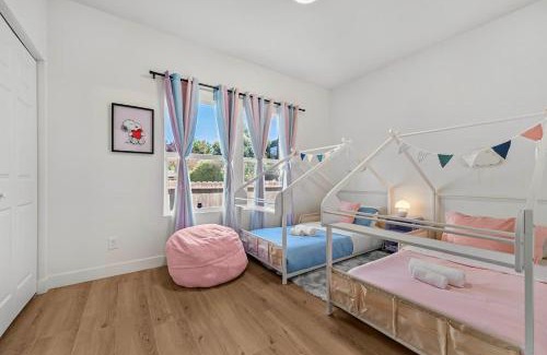 Hayward Casa | Massive 8BR Home in Hayward with AC Free Parking