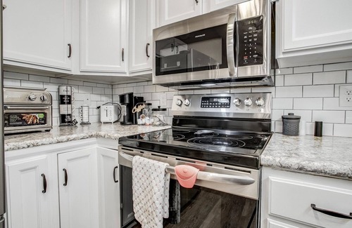 Raytown Casa | Massive Home 5 mins to Arrowhead Stadium and 15 mins from Downtown Kansas City
